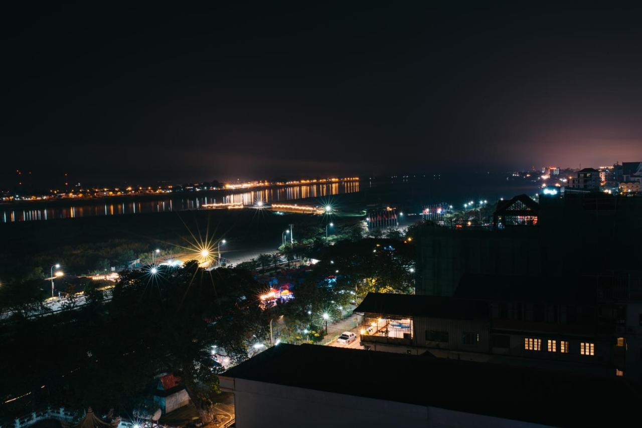 V Hotel В'єнтьян Екстер'єр фото