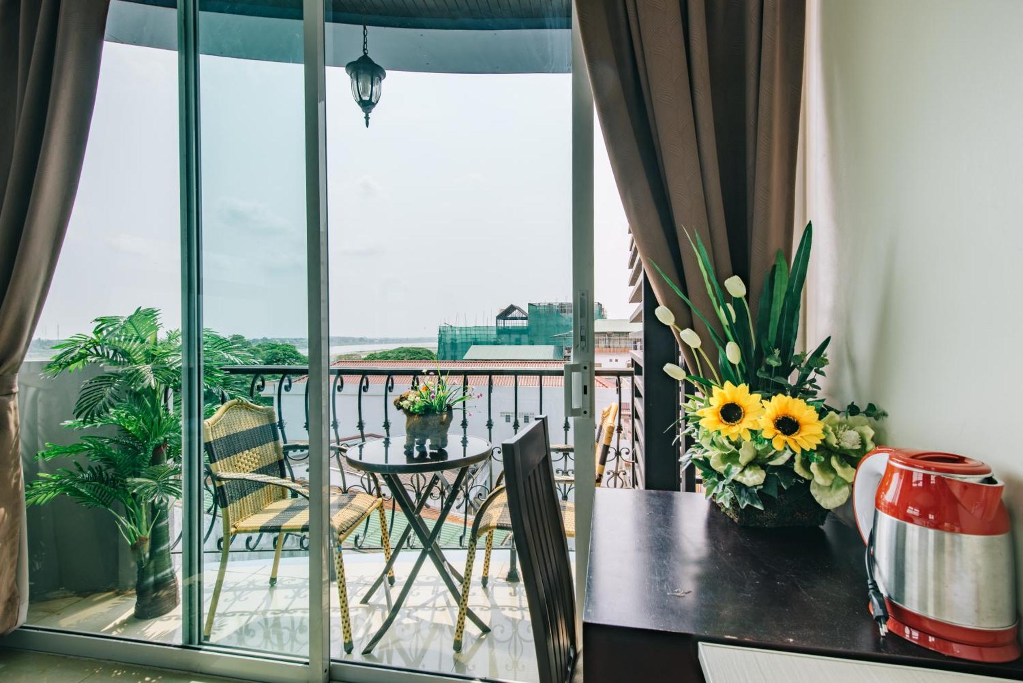 V Hotel В'єнтьян Екстер'єр фото